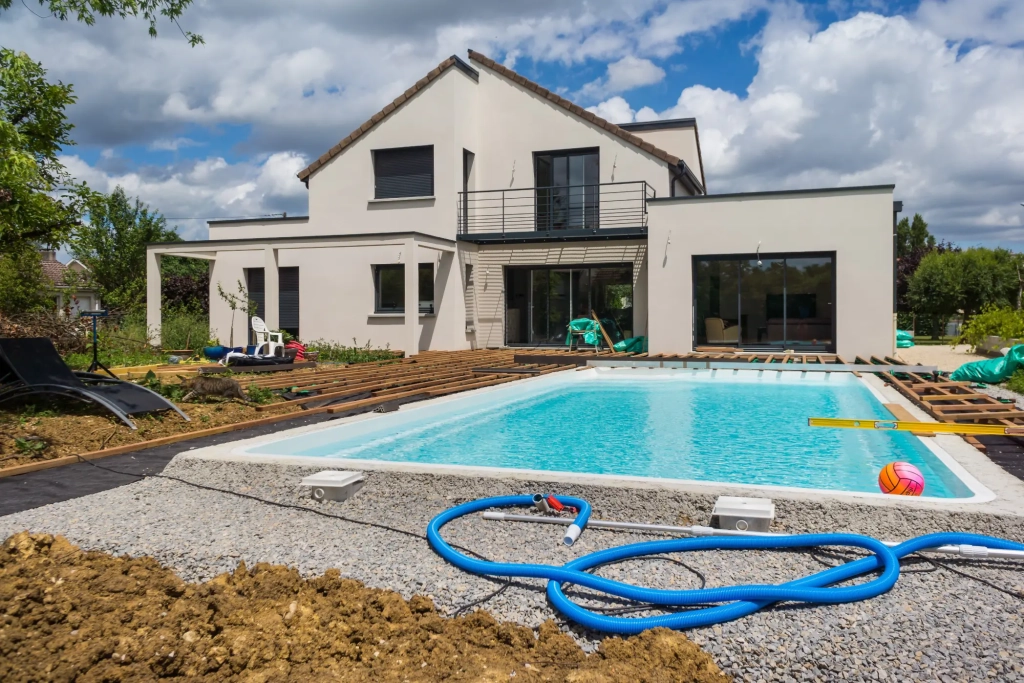 Pose de piscine à coque ou maçonnée